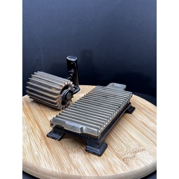 Antique 1880 Fluting Iron Laundry /Fluter/Crimper/Pleater Pressing Iron - Picture 5 of 16